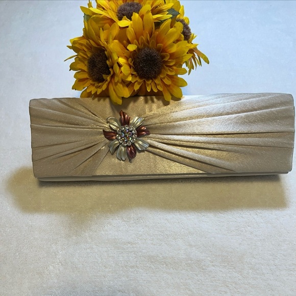 jessica mcclintock Satin Cream Clutch - Picture 1 of 6